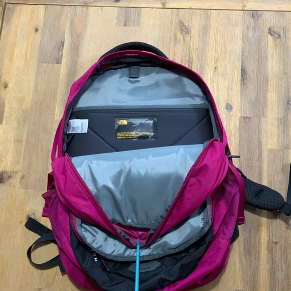THE NORTH FACE Recon Backpack - pink and black lightly used - Picture 4 of 11